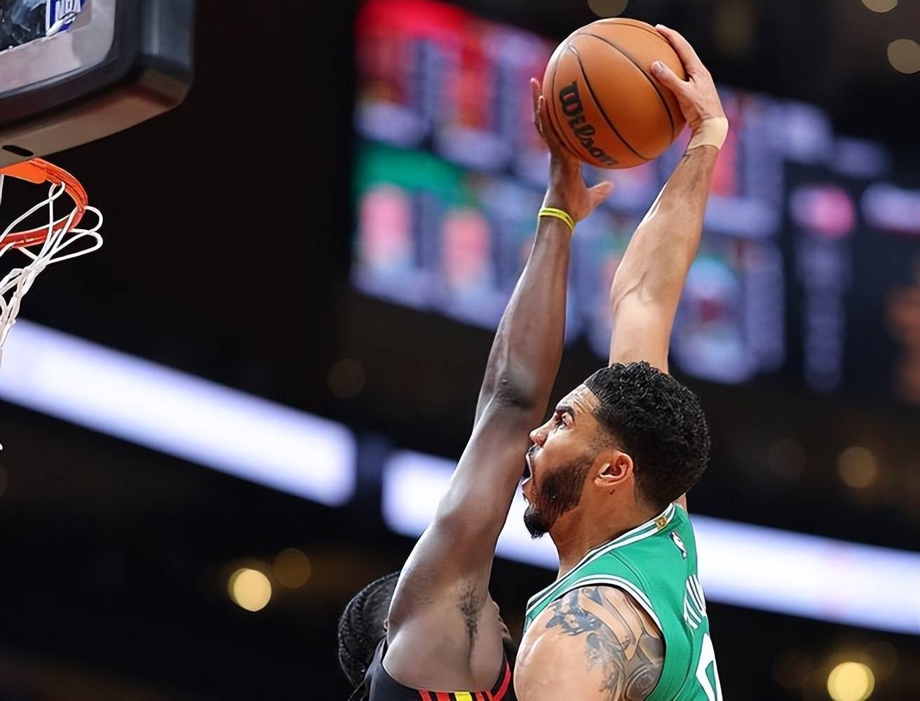 穆雷在老鹰比赛中出色防守，持续失利引发热议！上演精彩一战